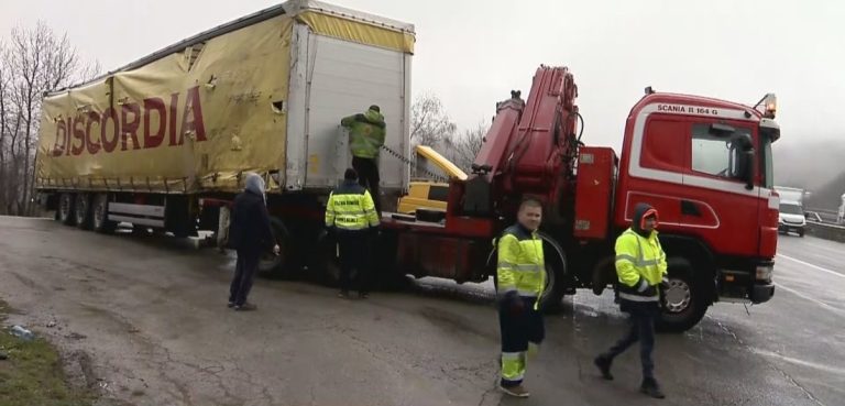Преобърнат тир блокира движението на АМ "Хемус" след тунел "Витиня"