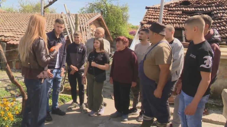 Пример за смелост: Деца помагат в потушаването на пожар в село Кабиле