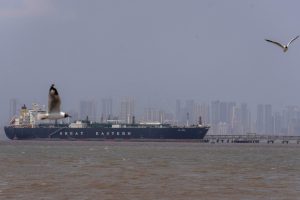 Пробив: Първи пълен газов танкер премина Ормузкия проток от март насам