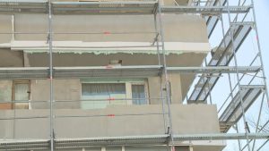 Жители на Благоевград сигнализират за сериозни дефекти при санирането на жилищен блок