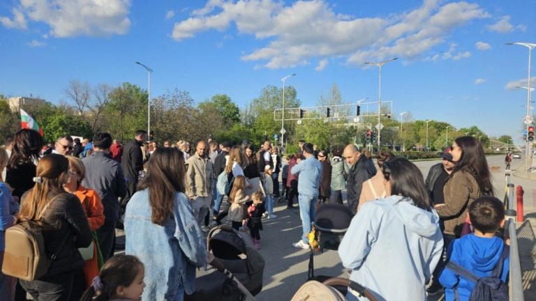 Жители на Пловдив блокират булевард заради опасен строеж край река Марица Жители на Пловдив блокират булевард заради опасен строеж край река Марица