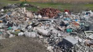 Николай Неделков инспектира почистването на незаконното сметище в Долни Богров