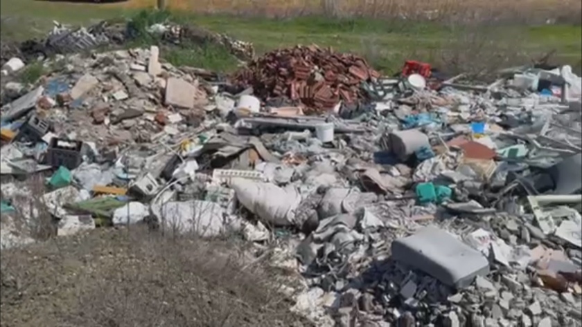 Николай Неделков инспектира почистването на незаконното сметище в Долни Богров