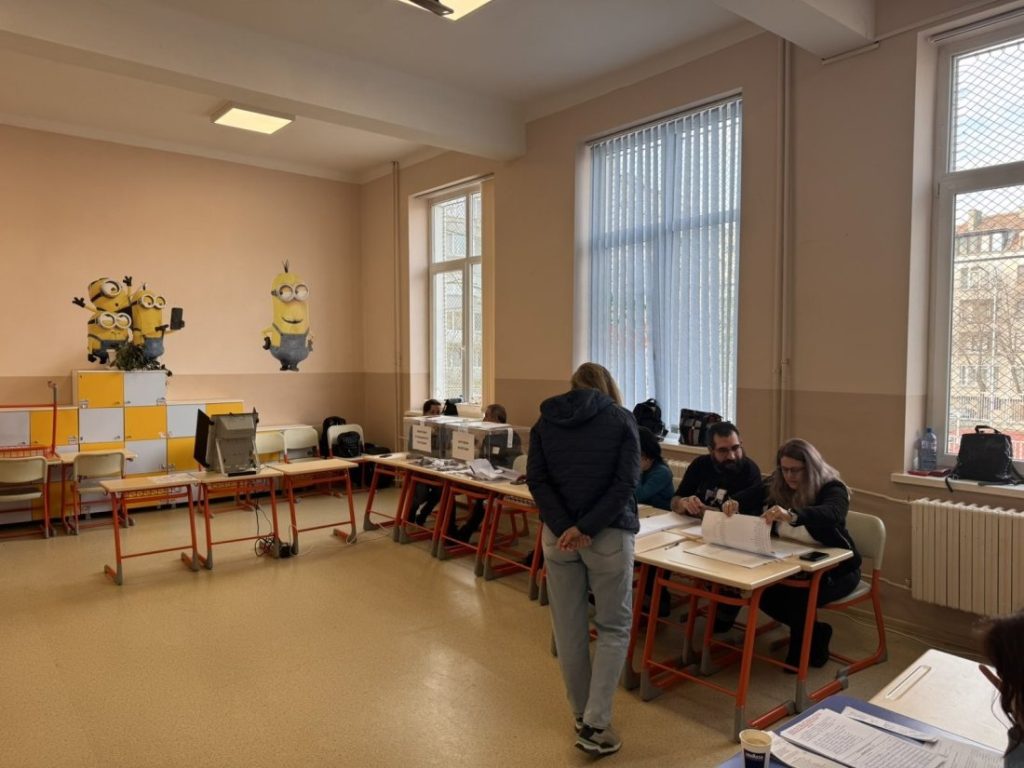 РИК - Бургас освободи двама членове на СИК заради напускане на изборния процес