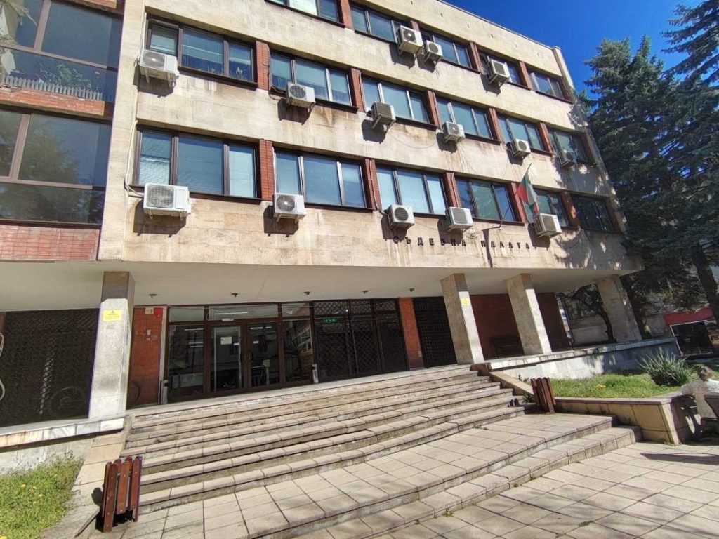 Съдът в Дупница остави в ареста задържаните за нелегалната фабрика за цигари