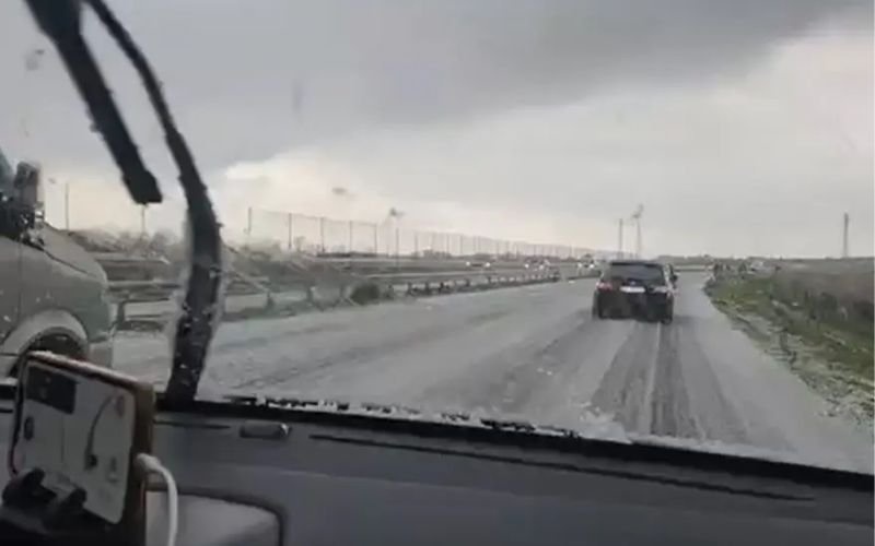 Силна градушка превърна пътя край Поморие в капан: Пет коли катастрофираха