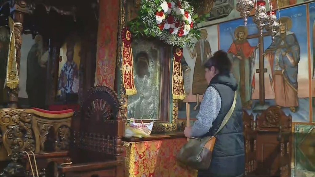 Стотици вярващи се включиха в литийното шествие с чудотворната икона в Бачковския манастир