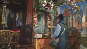 Стотици вярващи се включиха в литийното шествие с чудотворната икона в Бачковския манастир