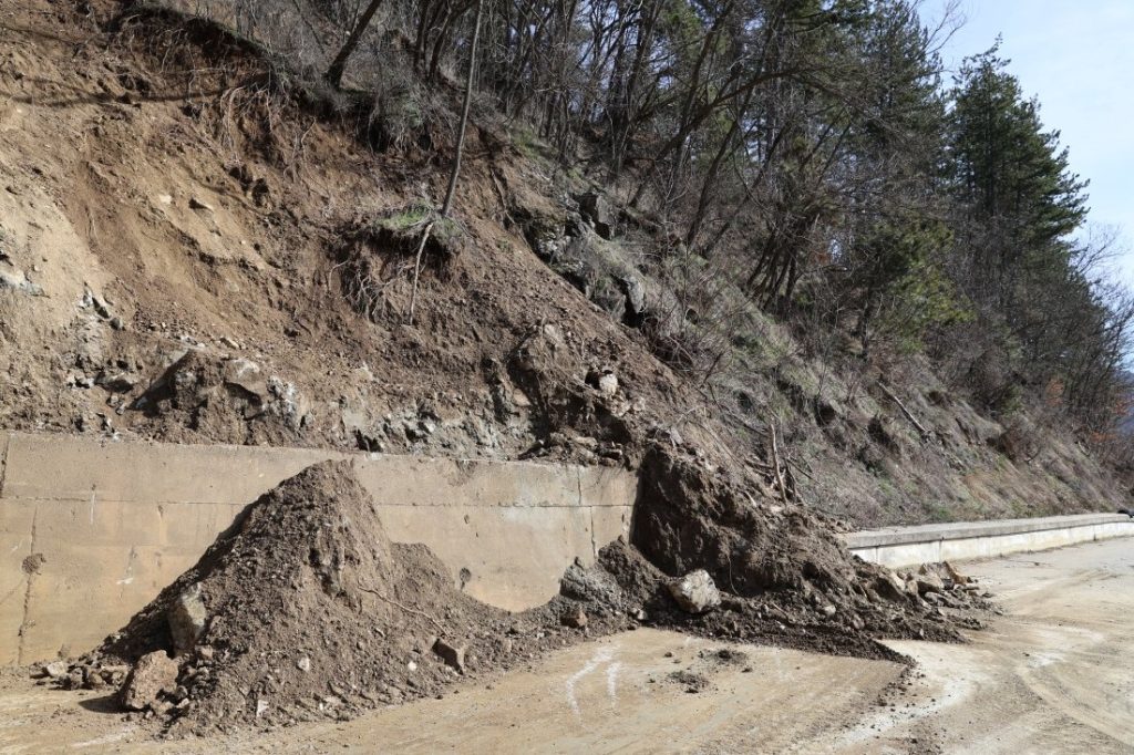 Свлачище затвори лентата за София при Симитли: Оранжев код и бедствено положение в региона