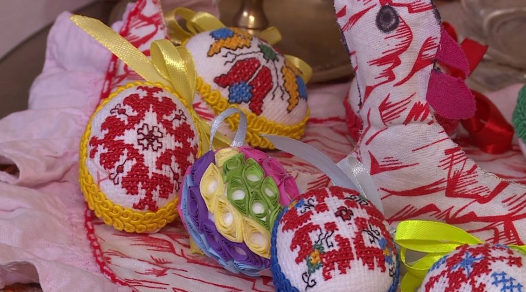 Николинка Тодорова възражда капанската шевица чрез уникални везани великденски яйца