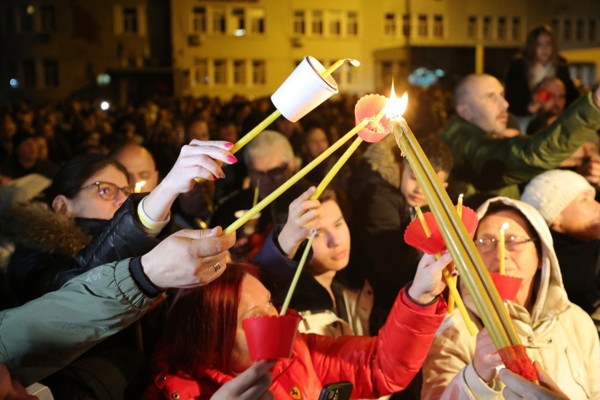 Вярващи в цяла България посрещнаха Благодатния огън за Възкресение Христово