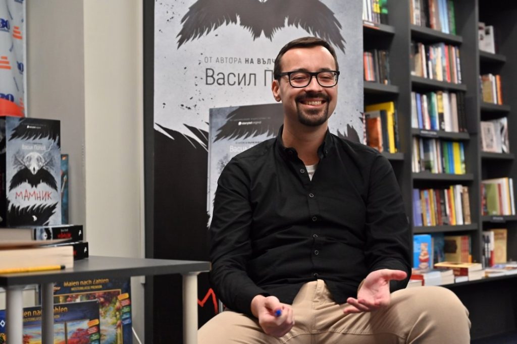 Писателят Васил Попов представи „Аждер“ – третата книга от хитовата поредица „Мамник“