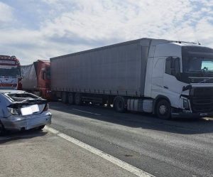 Верижна катастрофа с два камиона затрудни движението по АМ "Хемус" край Шумен