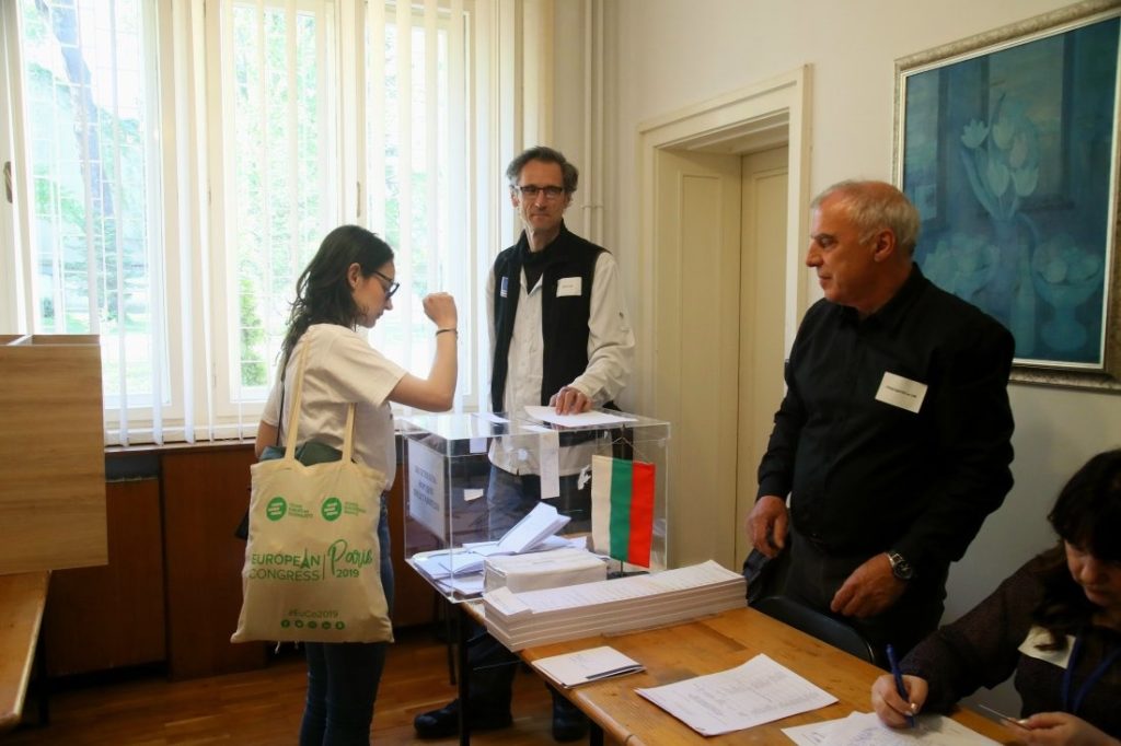 Висока избирателна активност в чужбина: Рекорден интерес и дълги опашки в големите градове