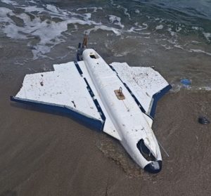 Военни специалисти прибраха дрон, изхвърлен на брега край Ахтопол