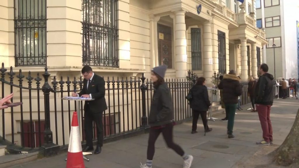 Вотът на българите във Великобритания: Рекордна активност и опашки в Лондон