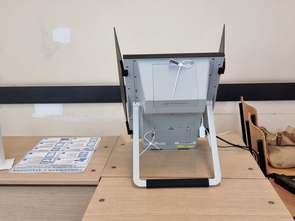 Вотът зад граница: Машинно гласуване в 55 държави и нови правила за адресите