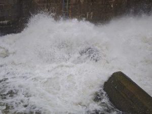 Язовир „Александър Стамболийски“ преля след обилни валежи: Ситуацията е под контрол