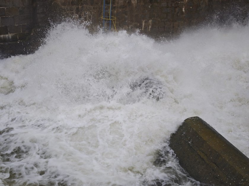 Язовир „Александър Стамболийски“ преля след обилни валежи: Ситуацията е под контрол