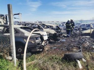 Огромен пожар в автоморга в Пловдив унищожи над 100 автомобила