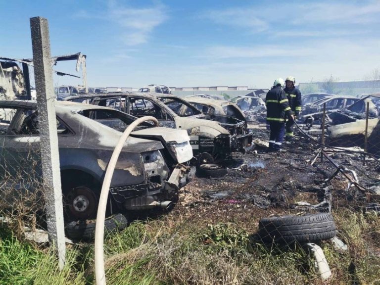 Огромен пожар в автоморга в Пловдив унищожи над 100 автомобила Огромен пожар в автоморга в Пловдив унищожи над 100 автомобила