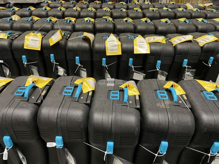 Започна доставката на машини за изборите в чужбина