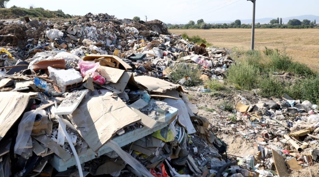 Столична община започна разчистването на незаконното сметище край Долни Богров