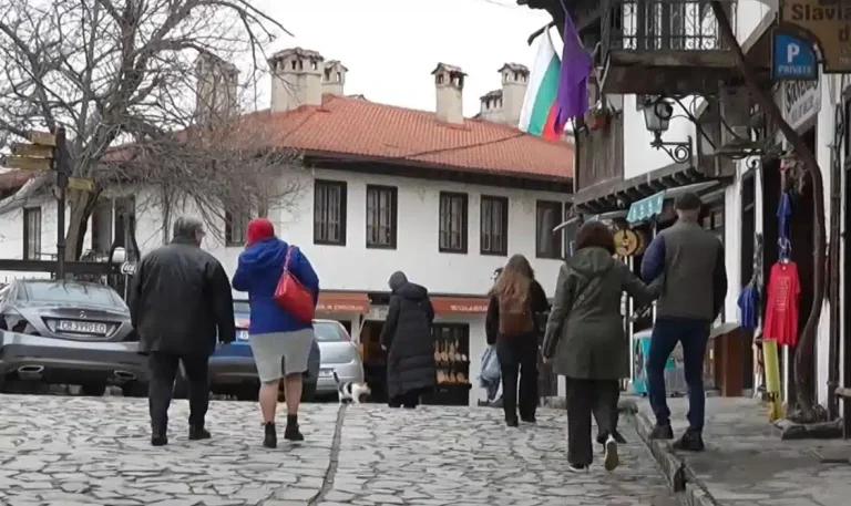 В очакване на Великден: Чуждестранни туристи и круизи оживяват Велико Търново В очакване на Великден: Чуждестранни туристи и круизи оживяват Велико Търново