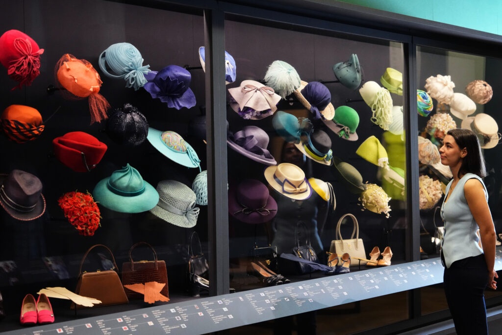 Колекция от тоалети на кралица Елизабет II отваря врати днес