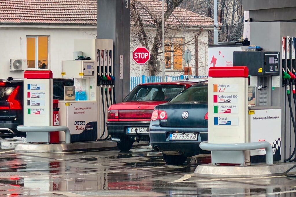 Драстичен скок в цените на горивата: Дизелът поскъпна с 39%, а бензинът с 20%