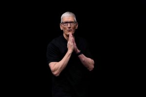 Apple посочи Джон Търнъс за наследник на Тим Кук