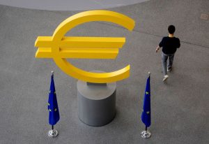 Икономиката в ЕС: Инфлацията в еврозоната достигна 3% при забавен растеж