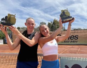 Никол Нунева и Лидия Бренън държат трофеите на двойки от ITF турнира в Теута