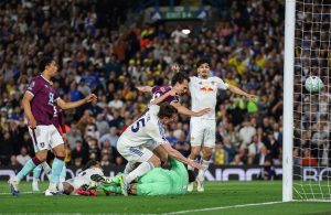 Лийдс победи Бърнли с 3:1 без Илия Груев и се доближи до спасението
