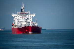 Товарен кораб бе атакуван от малки съдове край Ормузкия проток