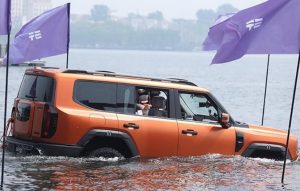 Китайският SUV Jetour G700 Ark Edition преплува езеро с иновативна технология