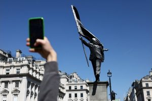 Банкси: Вечната битка за анонимност и новите следи към самоличността му