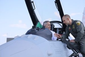 Андрей Гюров се качи на изтребител F-16 под звуците на „Топ Гън“