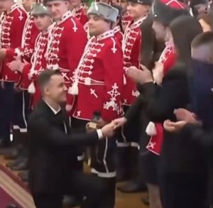 Млад лекар предложи брак в Гербовата зала пред президента Илияна Йотова