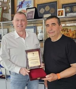 Благодарствен плакет за Добромир Карамаринов от новото ръководство на БФЛА