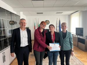 Министър Димитър Илиев награди медалистката от Спешъл Олимпикс Дарина Богданова