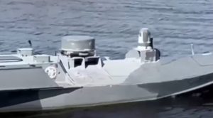 Високотехнологичен морски дрон с работещ двигател изплува на остров Лефкада