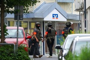 Полицията в Германия издирва банкови обирджии след заложническа драма в Зинциг