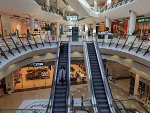 Икономиката на България отчита ръст, но потребителите свиват разходите си поради песимизъм