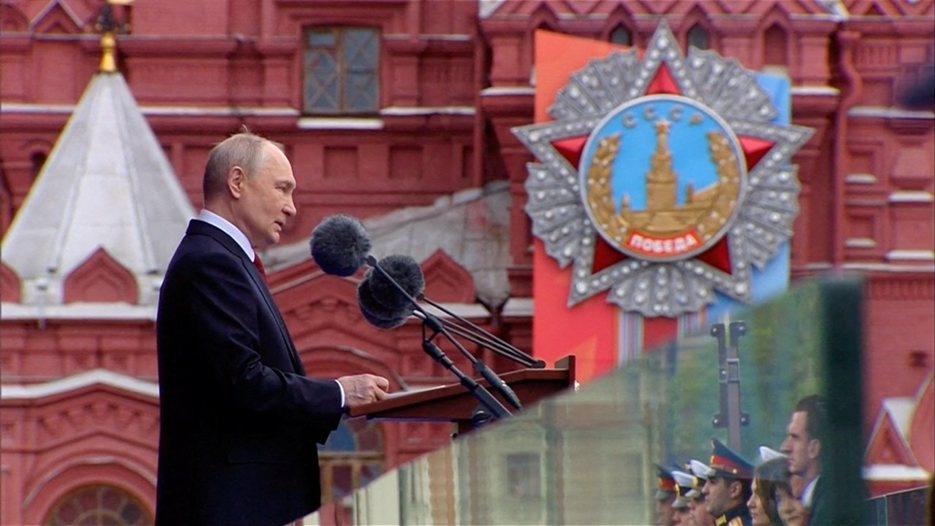 Парадът за 9 май в Москва премина без военна техника и с тридневно примирие, договорено от Тръмп