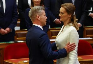 Агнеш Форщхофер връща знамето на ЕС на унгарския парламент след 12 години