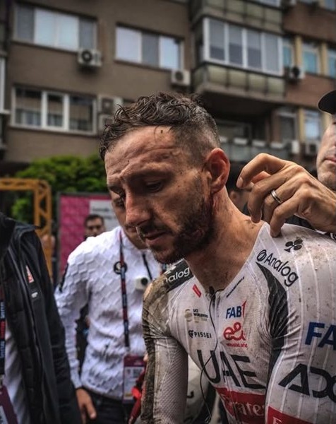Адам Йейтс се оттегля от Джиро д'Италия след тежък инцидент край село Мерданя