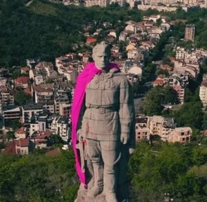 Паметникът "Альоша" в Пловдив осъмна с розова пелерина заради "Джиро д'Италия"