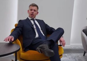 Новият унгарски премиер Петер Мадяр разкри шокиращия лукс в офисите на Виктор Орбан (Видео)