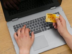 Условна присъда за жена, теглила пари от чужди дебитни карти в Монтана